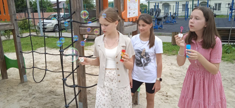 Шоу мыльных пузырей на площадке.